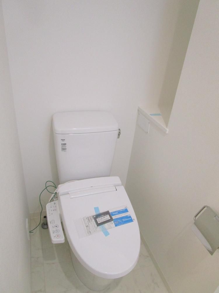 【トイレ】　温水洗浄便座付きで快適♪※写真は同物件他室です。