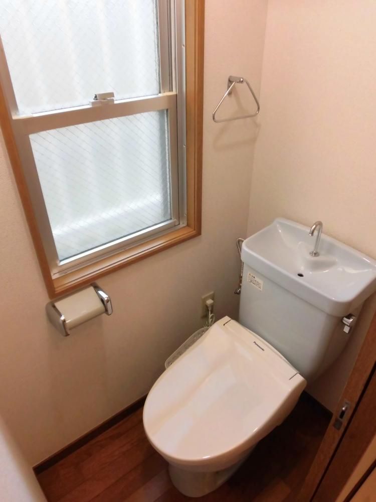【トイレ】　トイレには窓が有るので清潔感がよりアップ！