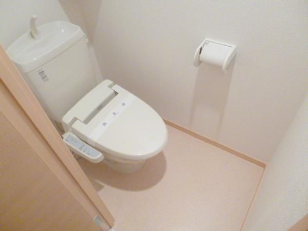 【トイレ】　トイレには快適な温水洗浄便座！※室内写真は同物件他室です。