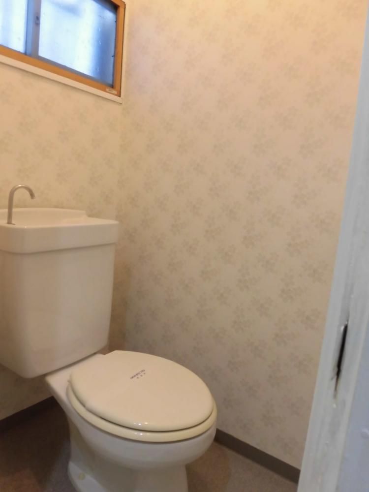 【トイレ】　トイレに窓が付いているので換気ができ衛生的です♪