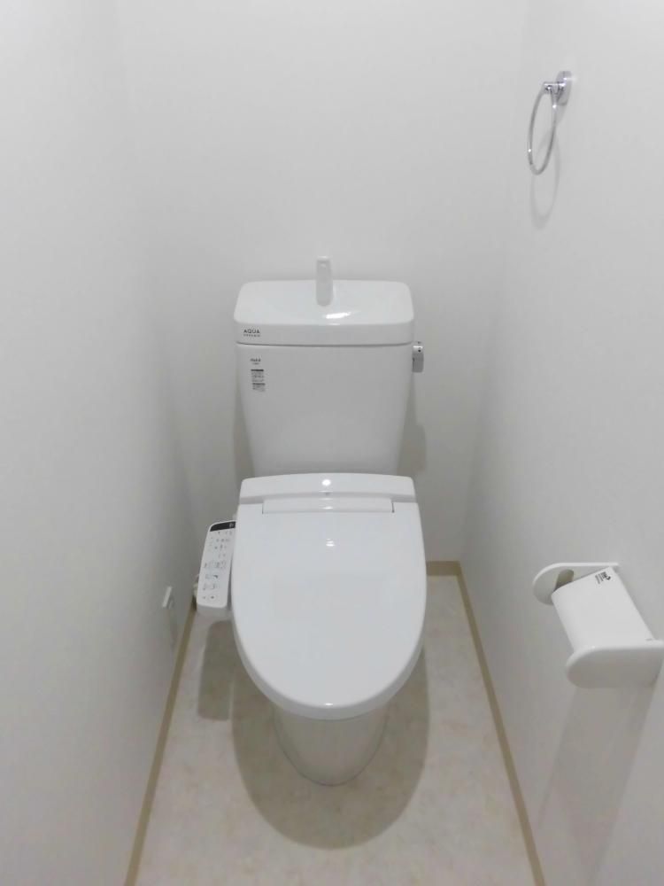 【トイレ】　温水洗浄便座付です☆
