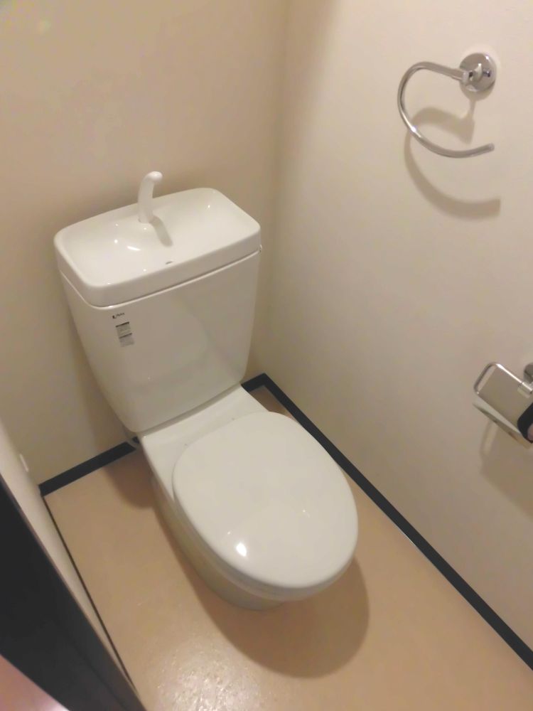 【トイレ】　バス・トイレ別
※写真は同物件他室です