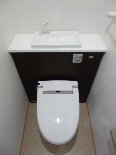 【トイレ】　トイレには快適な温水洗浄便座！※室内写真は同物件他室です。