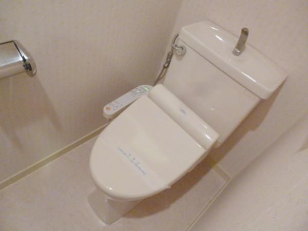 【トイレ】　トイレには快適な温水洗浄便座♪※写真は同物件他室です。