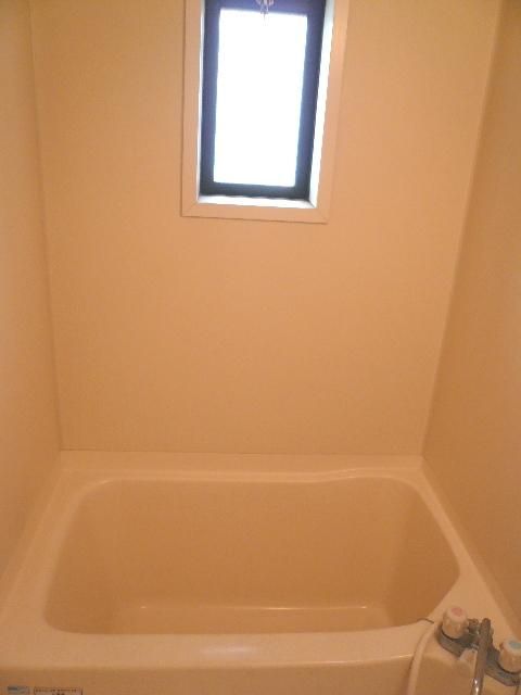 【バス】　浴室には換気に便利な小窓がついています