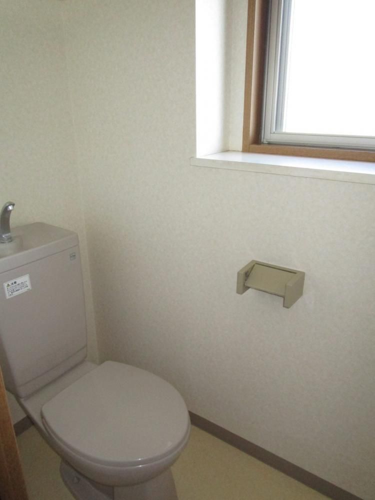 【トイレ】　換気窓があって衛生的です☆