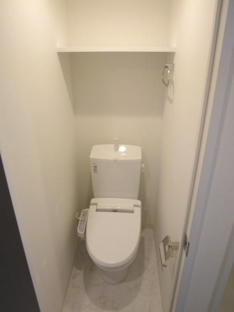 【トイレ】　トイレの上部に棚があり便利！※写真は同物件他室です