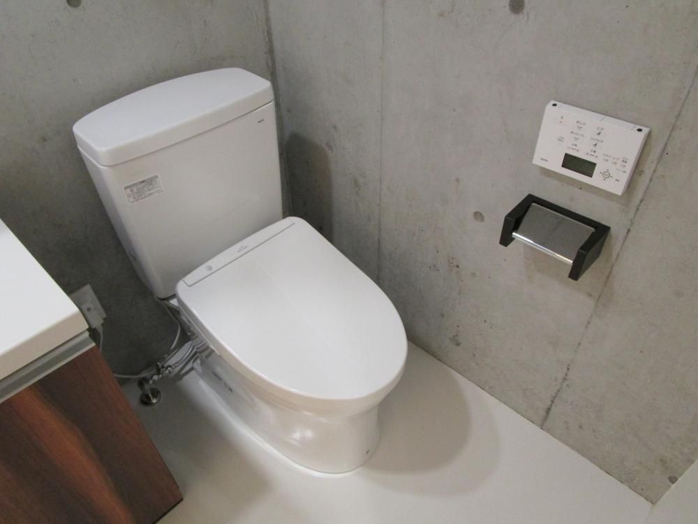 【トイレ】　温水洗浄便座付で快適♪