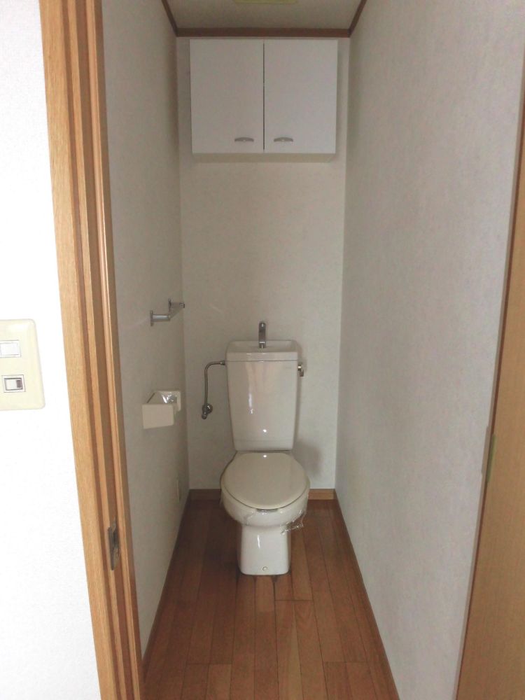 【トイレ】　バス・トイレ別☆上部に収納棚有♪※写真は同物件他室です
