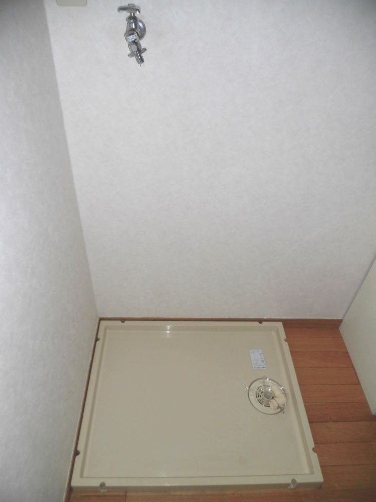 【その他部屋・スペース】　室内洗濯機置場（防水パン付）※写真は同物件他室です
