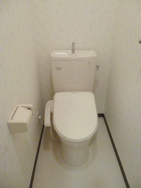 【トイレ】　快適な温水洗浄便座付き