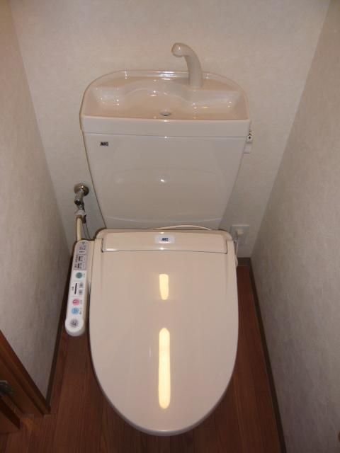 【トイレ】　温水洗浄便座付で快適※写真は同物件他室です