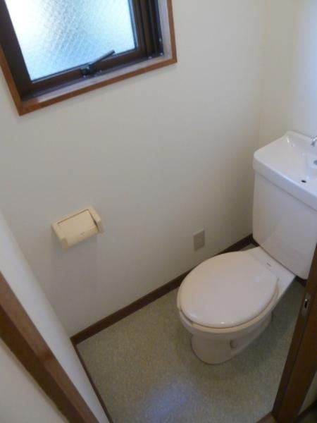 【トイレ】　温水洗浄便座！※室内写真はリフォーム前の他室です。
