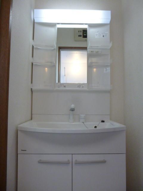 【洗面所】　シャワー付洗面化粧台！※室内写真はリフォーム前の他室です。