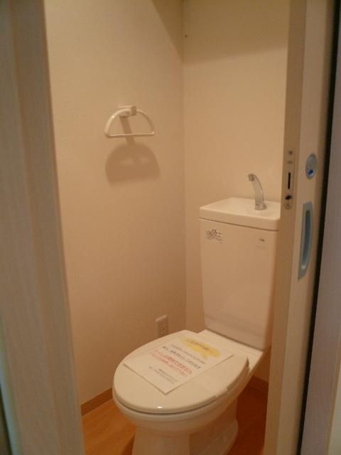 【トイレ】　快適な温水洗浄便座♪※室内写真は同建物他室です。