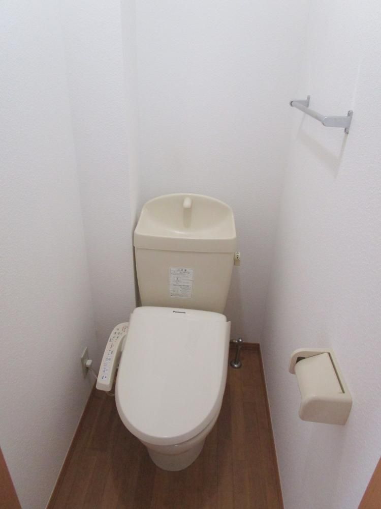 【トイレ】　温水洗浄便座付で快適♪