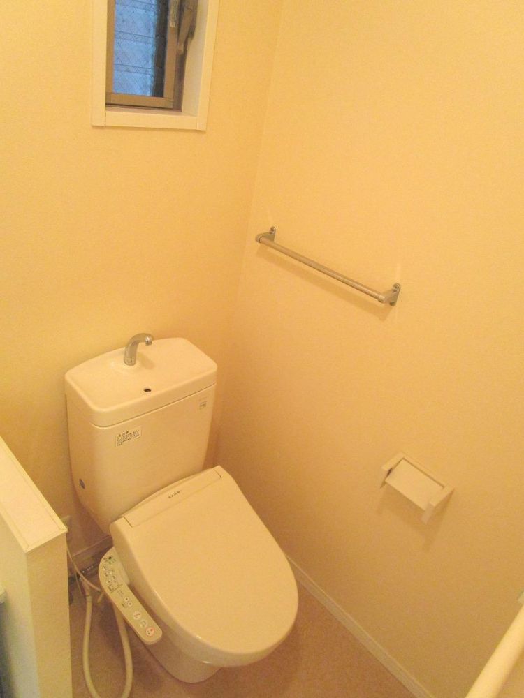 【トイレ】　温水洗浄便座です♪小窓があるので換気に便利です！