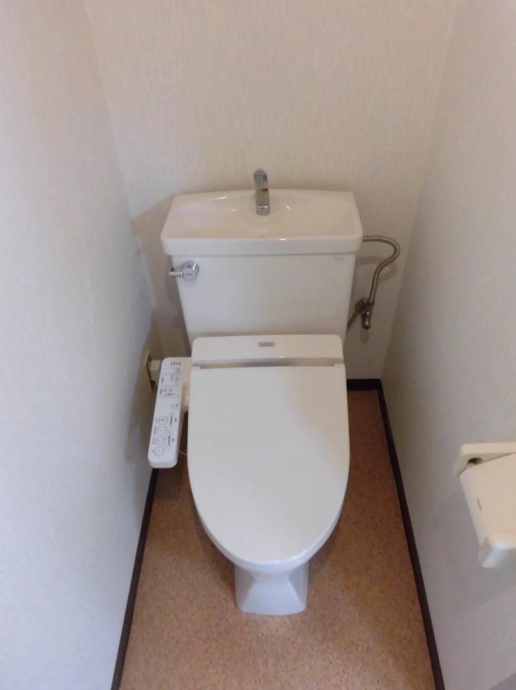 【トイレ】　温水洗浄便座付きで冬でも快適！