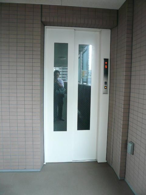 【エントランス】　エレベーター付