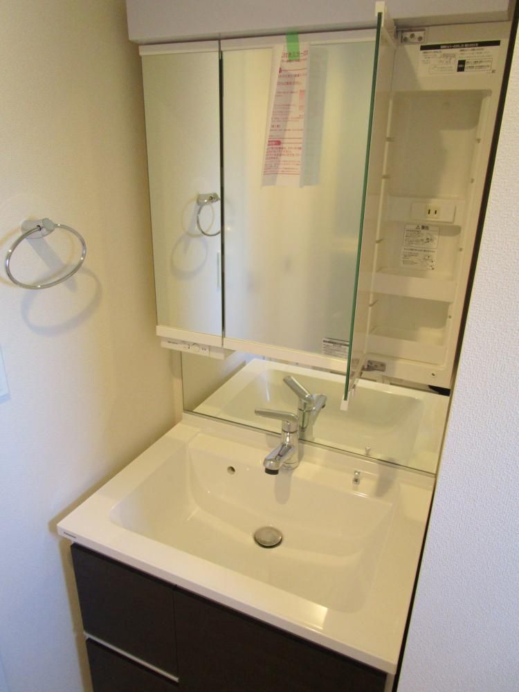 【洗面所】　鏡面収納付きで洗面台スッキリ♪※写真は同物件他室です。