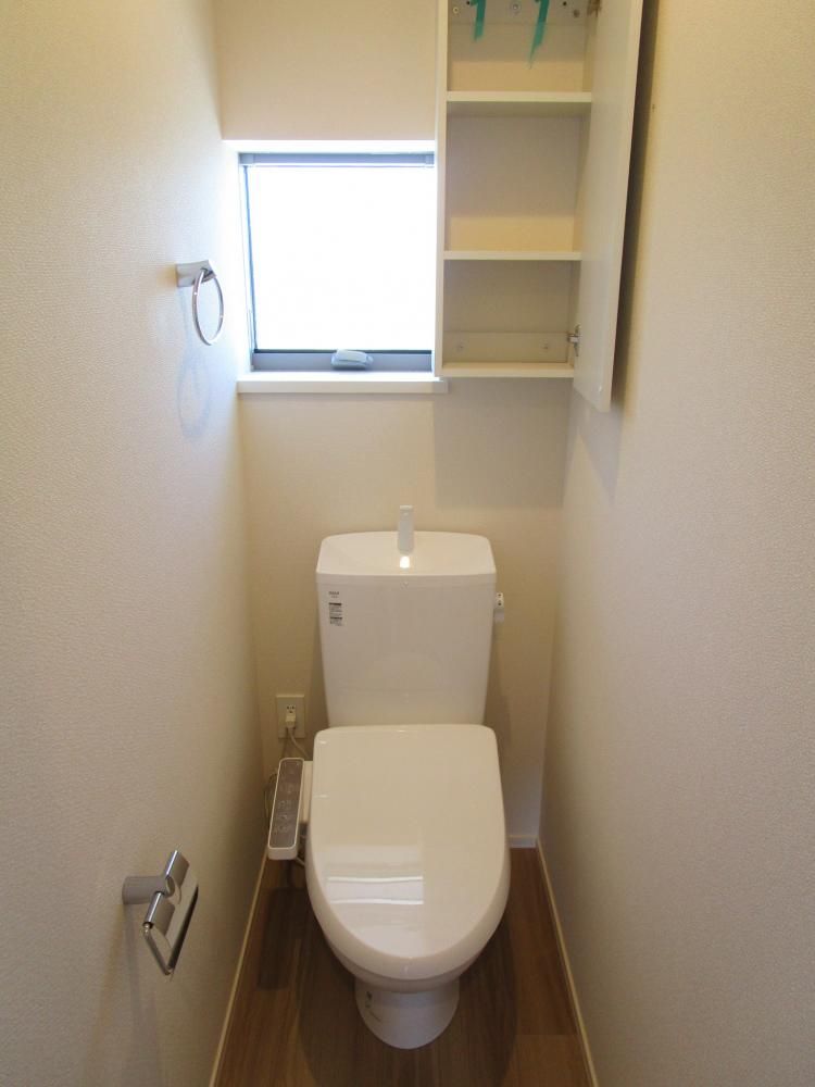 【トイレ】　ちょっとした収納が有って便利！