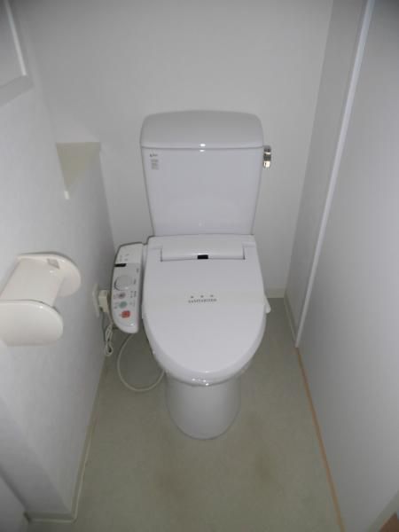 【トイレ】　トイレには快適な温水洗浄便座♪※室内写真は同物件他室です