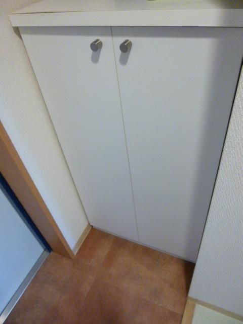 【玄関】　シューズボックス付きで玄関スッキリ