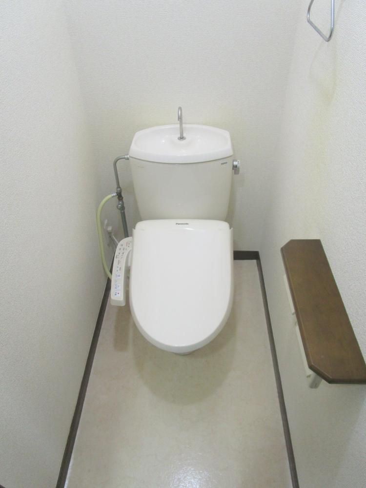 【トイレ】　嬉しい温水洗浄便座付き